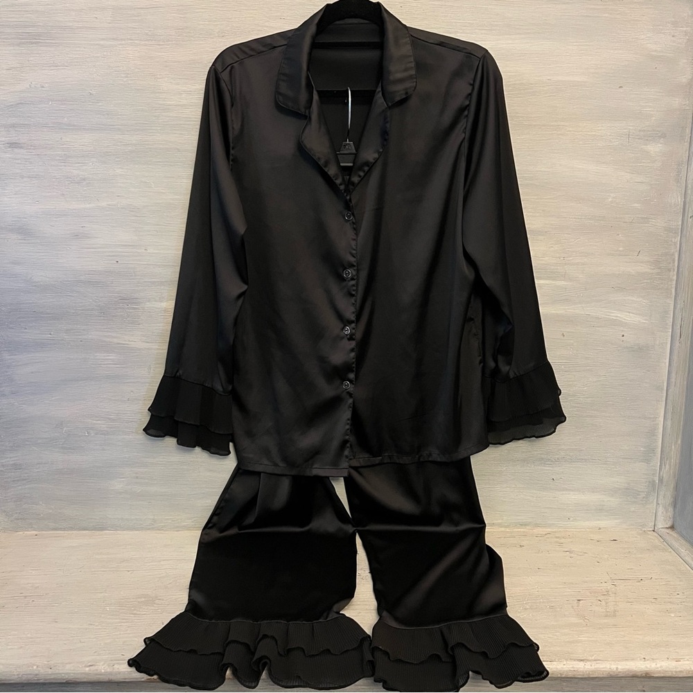Elegant Black Satiny Sleepwear Pajama Set Size Medium Good‎ Condition